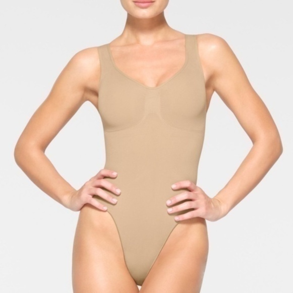 SKIMS SCOOP NECK THONG BODYSUIT CLAY XS